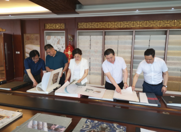 陪同政府園區(qū)赴品牌環(huán)保壁紙投資選址項(xiàng)目方對接考察，實(shí)現(xiàn)政企高效鏈接