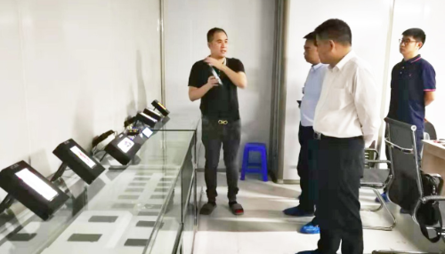在高端顯示屏擴建投資選址項目方總部基地舉行對接會，細化合作方案，確保優質項目順利推進