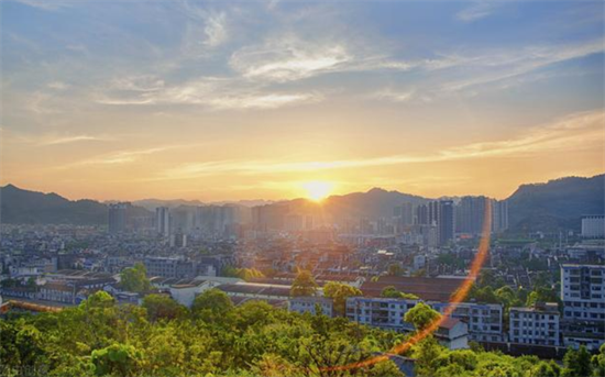 集團(tuán)全力助推湖南吉首市委托招商招商引資，打造產(chǎn)業(yè)發(fā)展新地標(biāo)