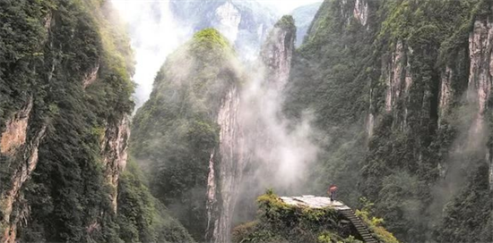 集團(tuán)全力助推湖南吉首市委托招商招商引資，打造產(chǎn)業(yè)發(fā)展新地標(biāo)