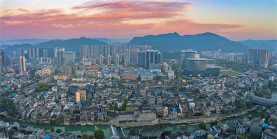 集團(tuán)全力助推湖南吉首市委托招商招商引資，打造產(chǎn)業(yè)發(fā)展新地標(biāo)