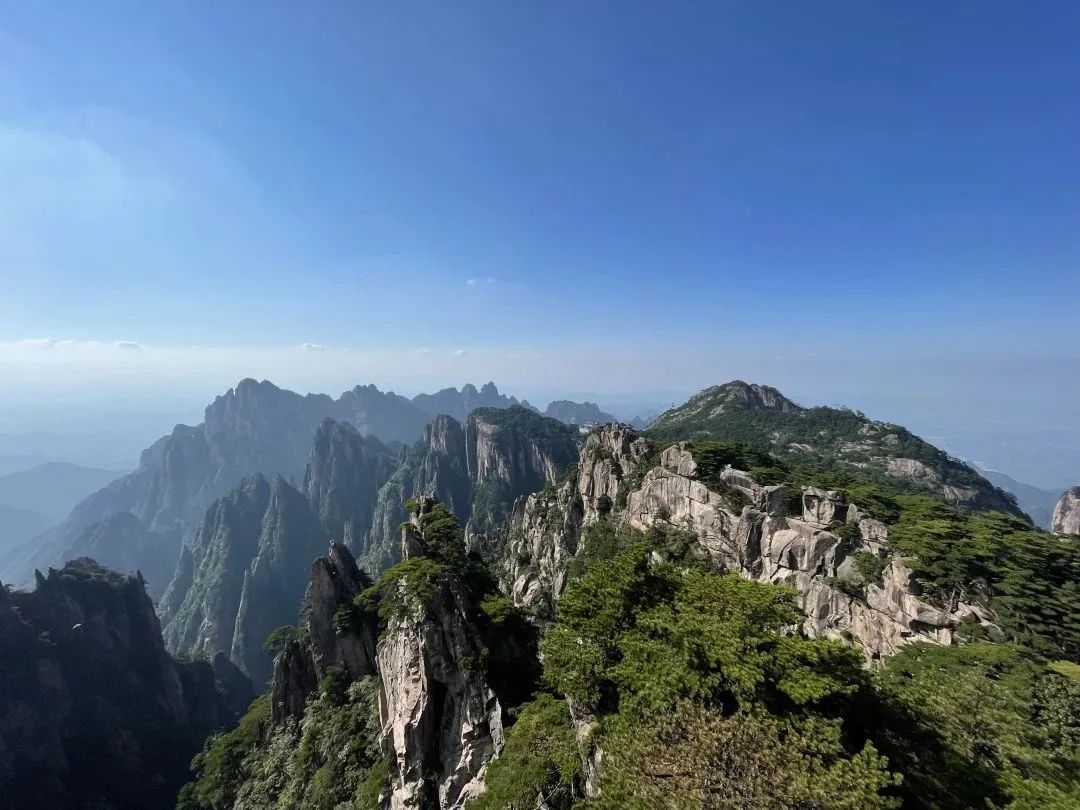 東方龍商務(wù)與春天有個約會！集團(tuán)100余人赴安徽黃山“團(tuán)建”，太嗨了！“奔跑二季度”——我們準(zhǔn)備好了！