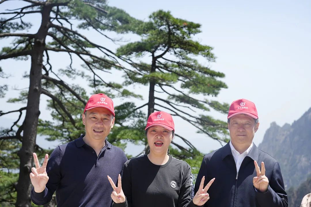 東方龍商務(wù)與春天有個約會！集團(tuán)100余人赴安徽黃山“團(tuán)建”，太嗨了！“奔跑二季度”——我們準(zhǔn)備好了！
