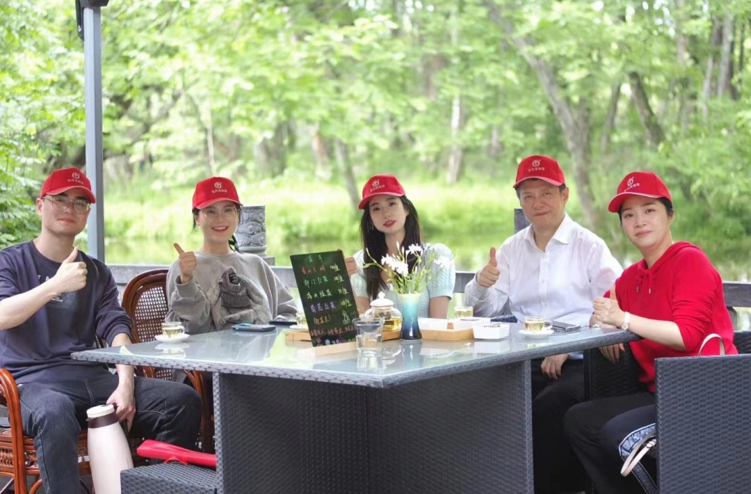 東方龍商務(wù)與春天有個約會！集團(tuán)100余人赴安徽黃山“團(tuán)建”，太嗨了！“奔跑二季度”——我們準(zhǔn)備好了！