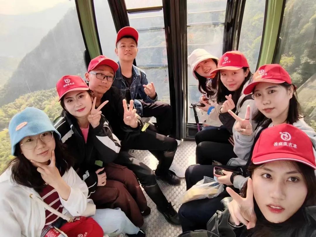 東方龍商務(wù)與春天有個約會！集團(tuán)100余人赴安徽黃山“團(tuán)建”，太嗨了！“奔跑二季度”——我們準(zhǔn)備好了！