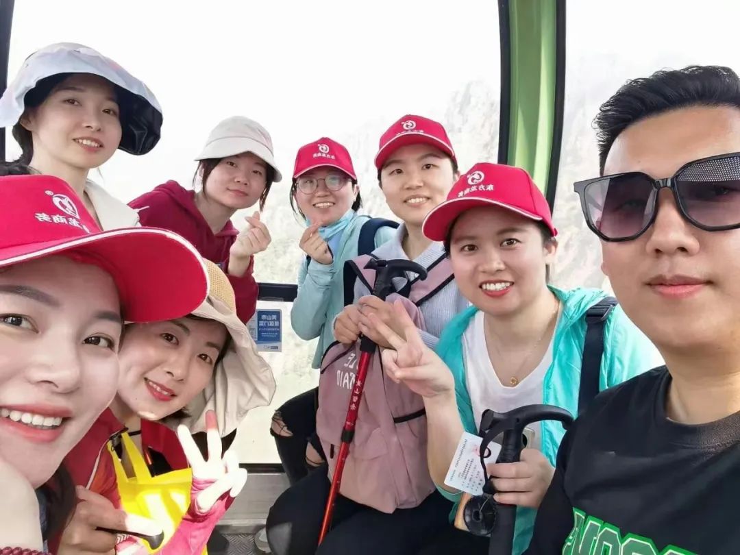 東方龍商務(wù)與春天有個約會！集團(tuán)100余人赴安徽黃山“團(tuán)建”，太嗨了！“奔跑二季度”——我們準(zhǔn)備好了！