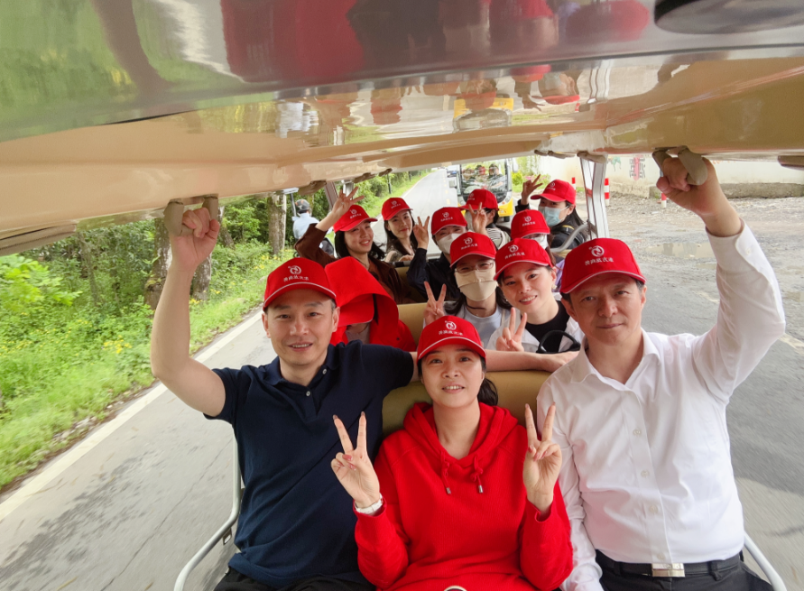 東方龍商務(wù)與春天有個約會！集團(tuán)100余人赴安徽黃山“團(tuán)建”，太嗨了！“奔跑二季度”——我們準(zhǔn)備好了！