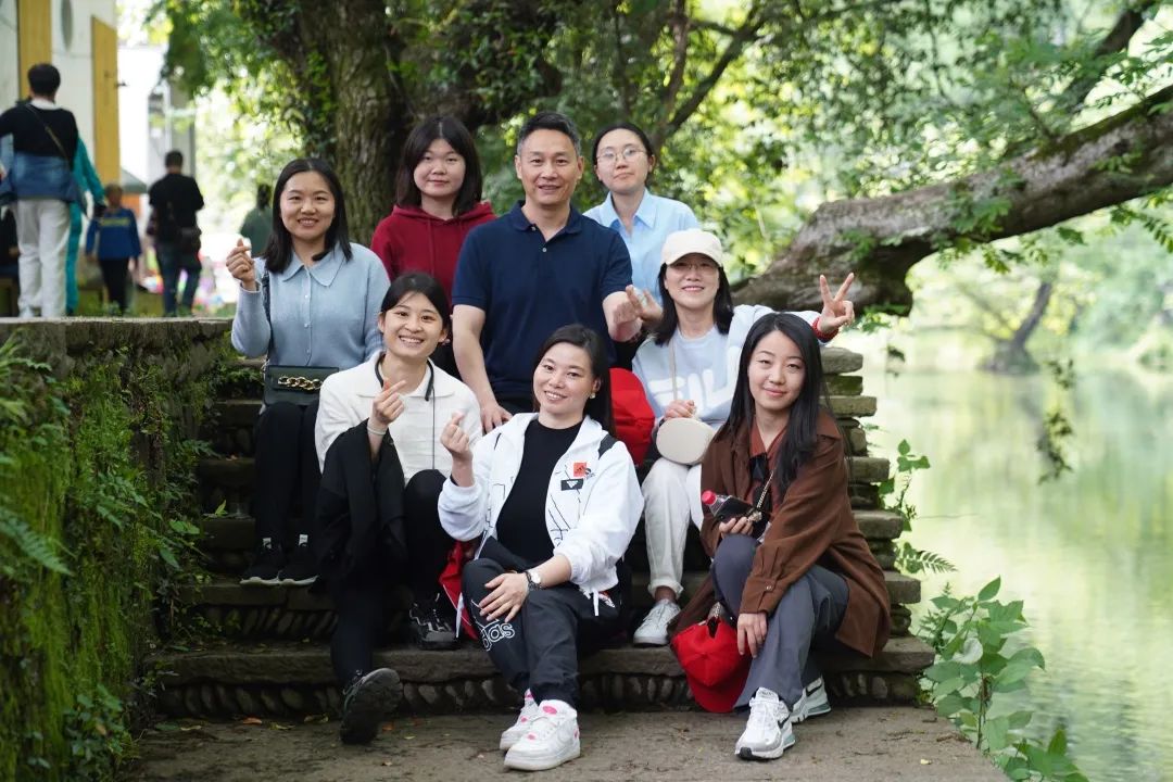 東方龍商務(wù)與春天有個約會！集團(tuán)100余人赴安徽黃山“團(tuán)建”，太嗨了！“奔跑二季度”——我們準(zhǔn)備好了！