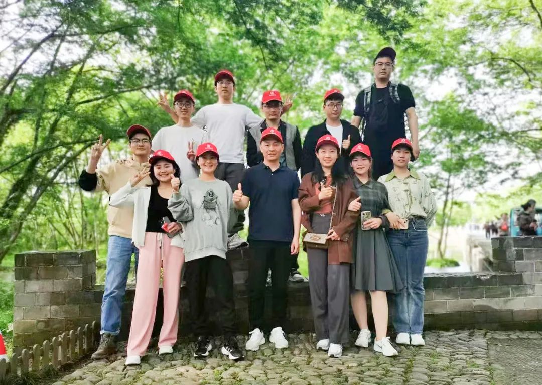 東方龍商務(wù)與春天有個約會！集團(tuán)100余人赴安徽黃山“團(tuán)建”，太嗨了！“奔跑二季度”——我們準(zhǔn)備好了！
