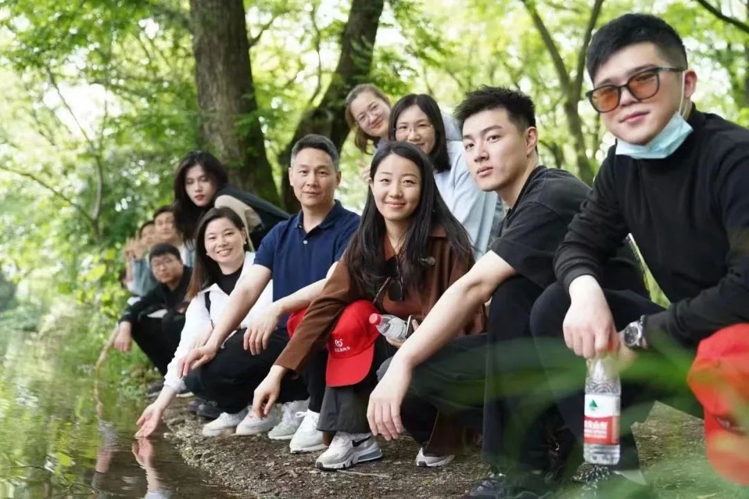 東方龍商務(wù)與春天有個約會！集團(tuán)100余人赴安徽黃山“團(tuán)建”，太嗨了！“奔跑二季度”——我們準(zhǔn)備好了！