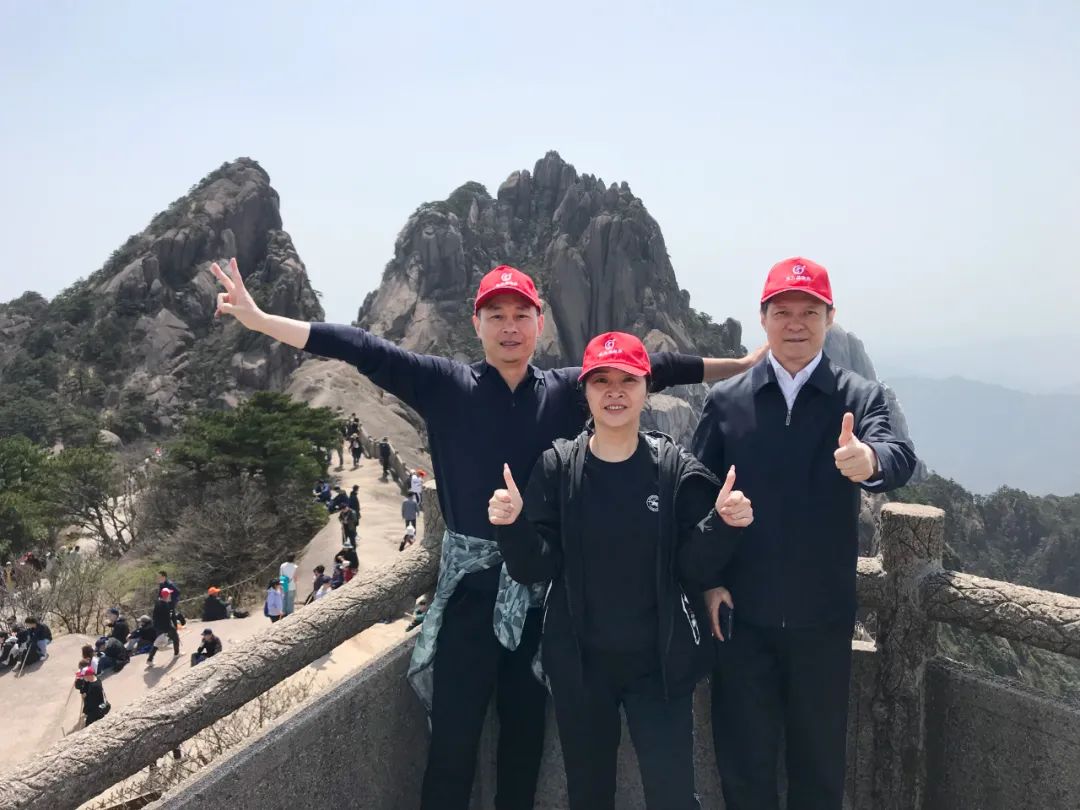 東方龍商務(wù)與春天有個約會！集團(tuán)100余人赴安徽黃山“團(tuán)建”，太嗨了！“奔跑二季度”——我們準(zhǔn)備好了！