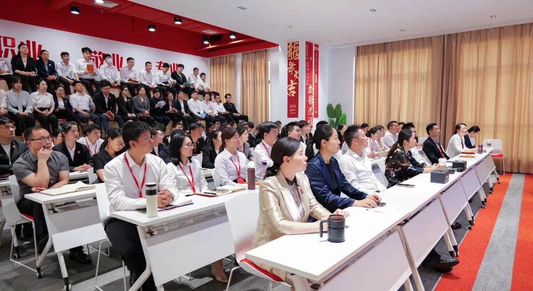 東方龍商務集團組織開展普法教育專題講座，加強企業(yè)文化建設，營造良好發(fā)展氛圍！