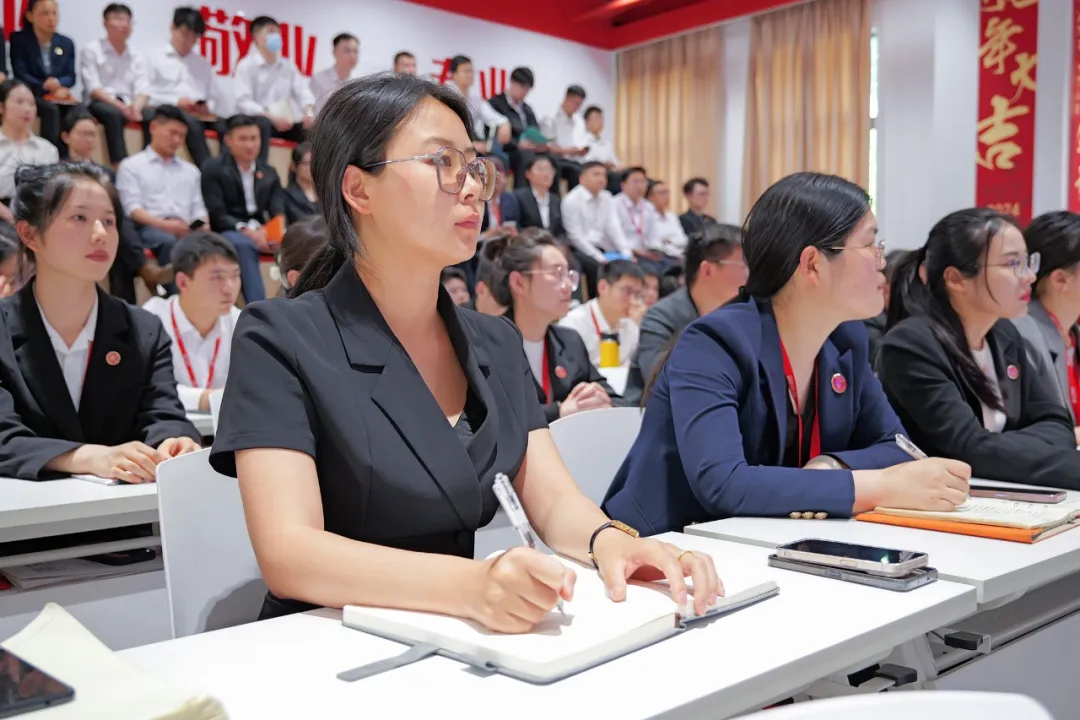 東方龍商務集團組織開展普法教育專題講座，加強企業(yè)文化建設，營造良好發(fā)展氛圍！