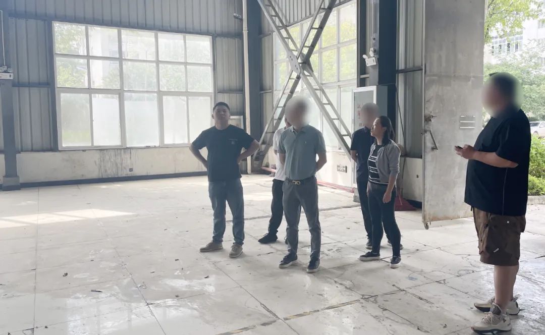 與國內(nèi)外一線服飾品牌長期合作！戶外服飾擴建投資選址項目方反向考察云南某地方政府