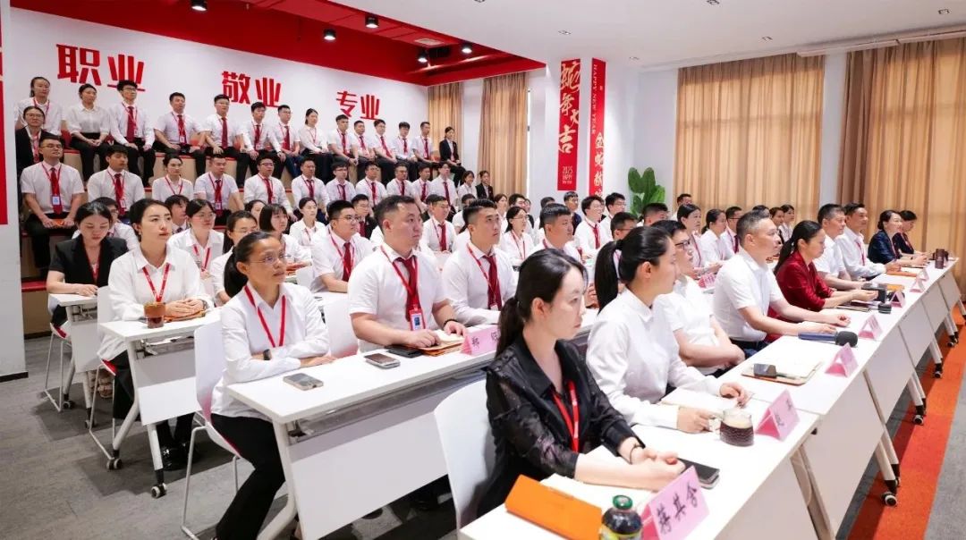 上海東方龍商務(wù)集團召開2025上半年工作總結(jié)表彰暨“沖刺三季度”競賽動員會